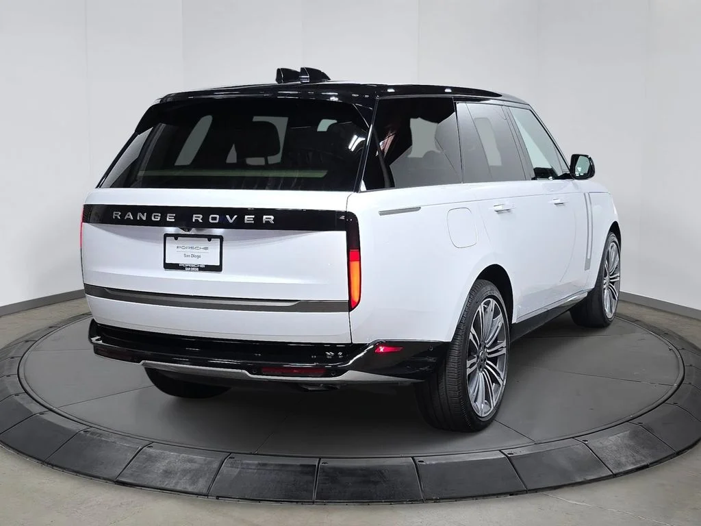 Used 2025  Land Rover SE image 7