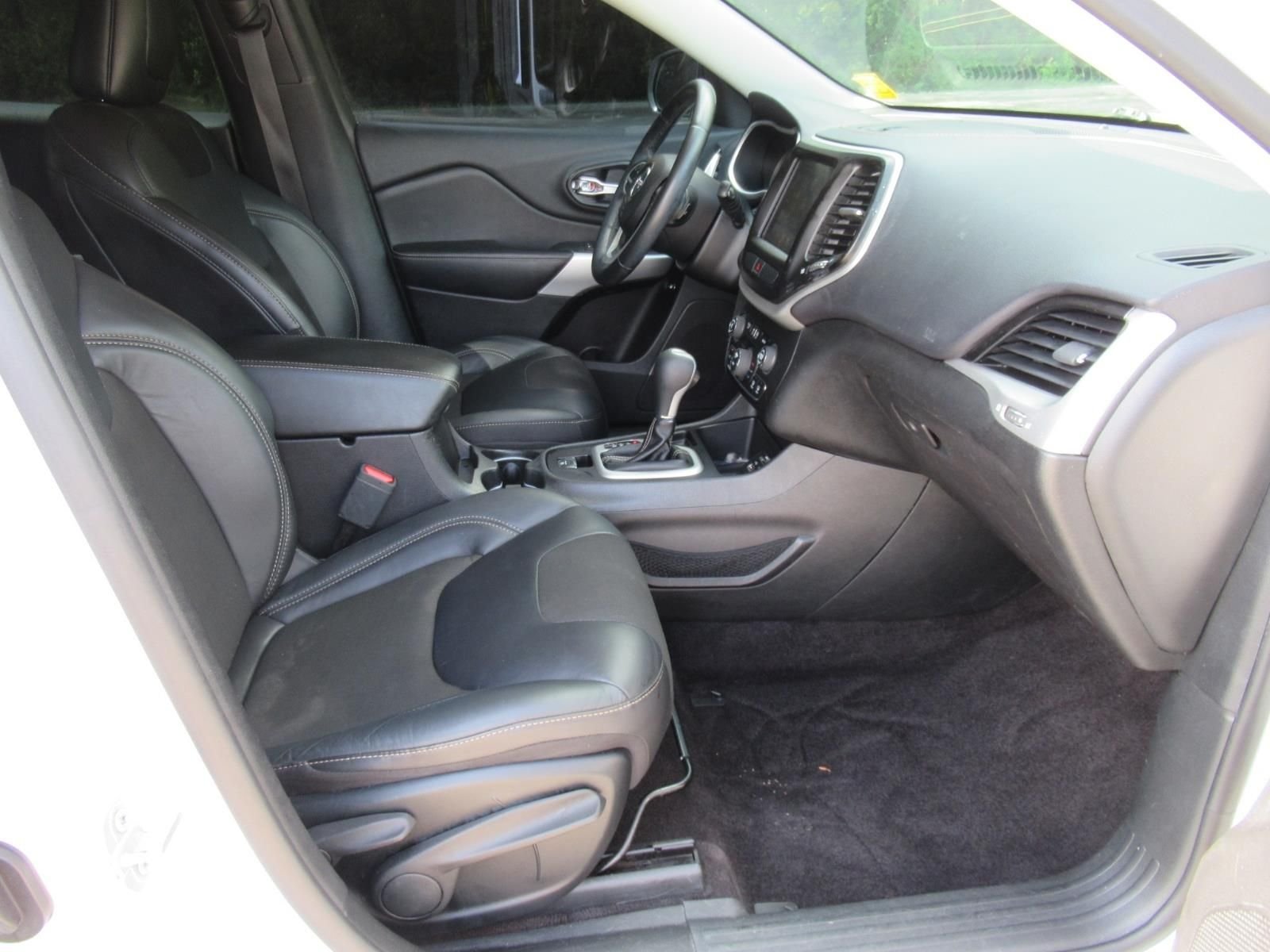 Used 2018 White Jeep Latitude Plus image 10