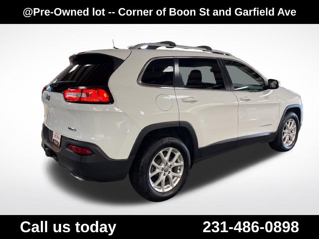 Used 2016  Jeep LATITUDE image 5
