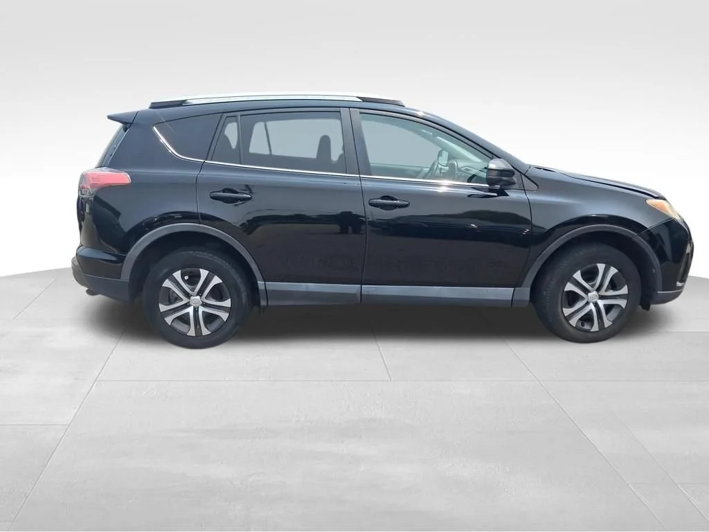 Used 2017  Toyota LE image 7