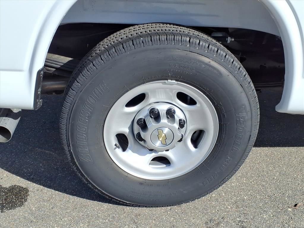 New 2025 Summit White Chevrolet WT image 30