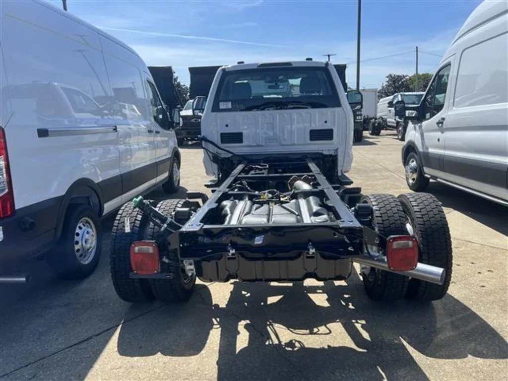 New 2025 Oxford White Ford F-550® XL image 4
