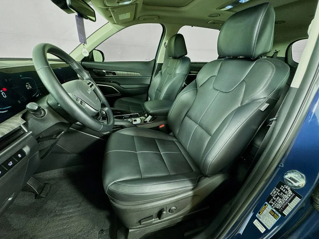 Used 2025 Black Kia EX image 25