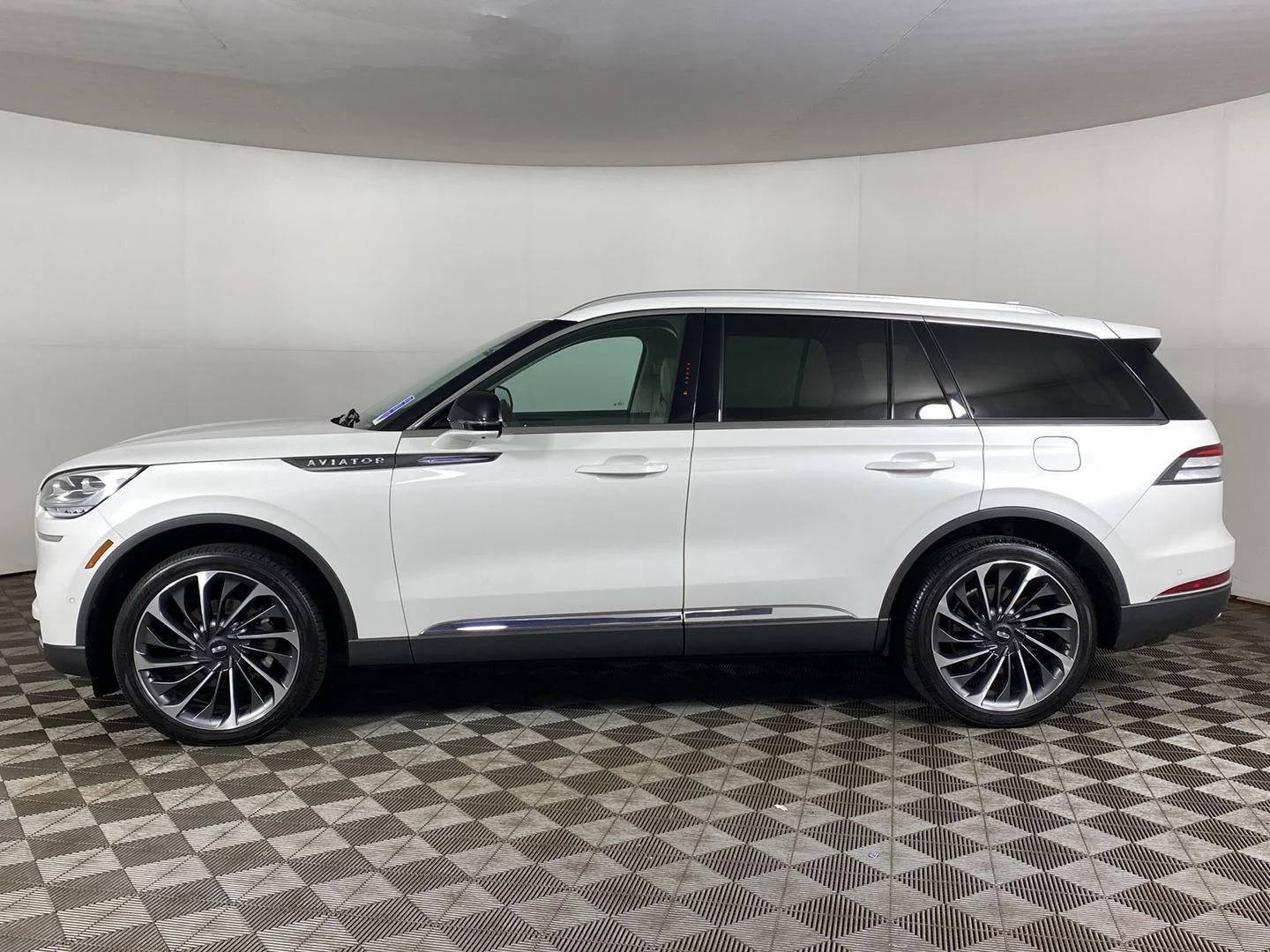 Used 2020 Pristine White Metallic Tri-Coat Lincoln Reserve image 3