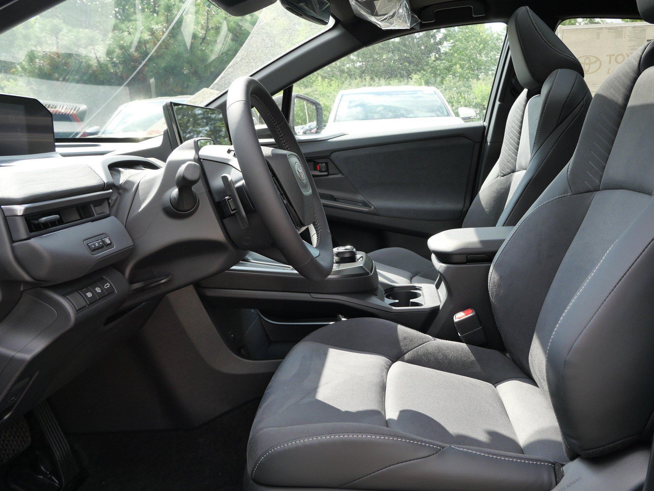 New 2026 Wind Chill Pearl with Midnight Black Metallic roof <sup>1</sup> Toyota  XSE image 5