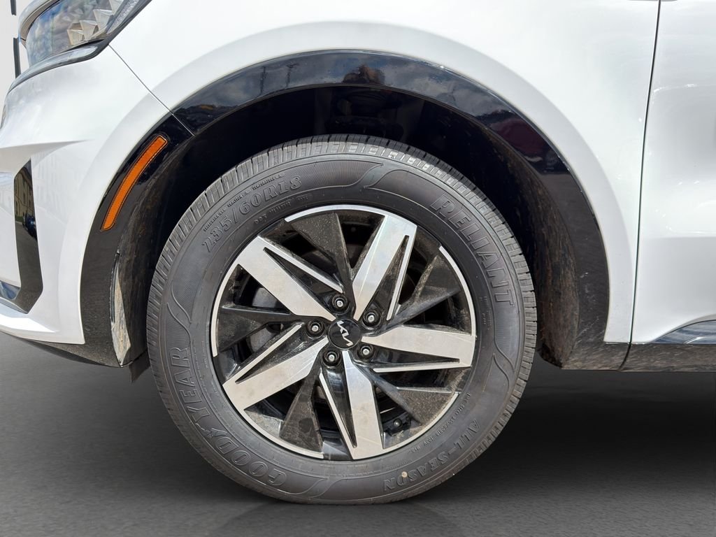 Used 2023 White Kia S image 18