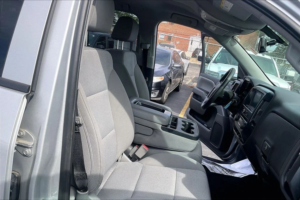 Used 2018 Silver Ice Metallic Chevrolet Custom image 6