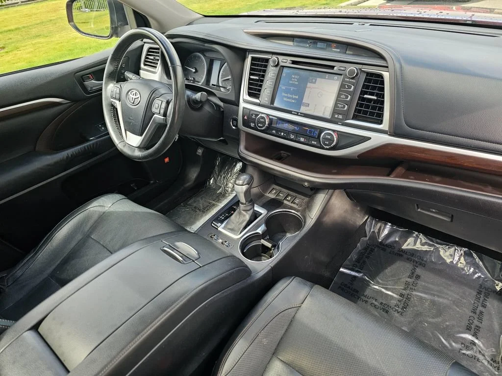 Used 2015  Toyota Limited image 10