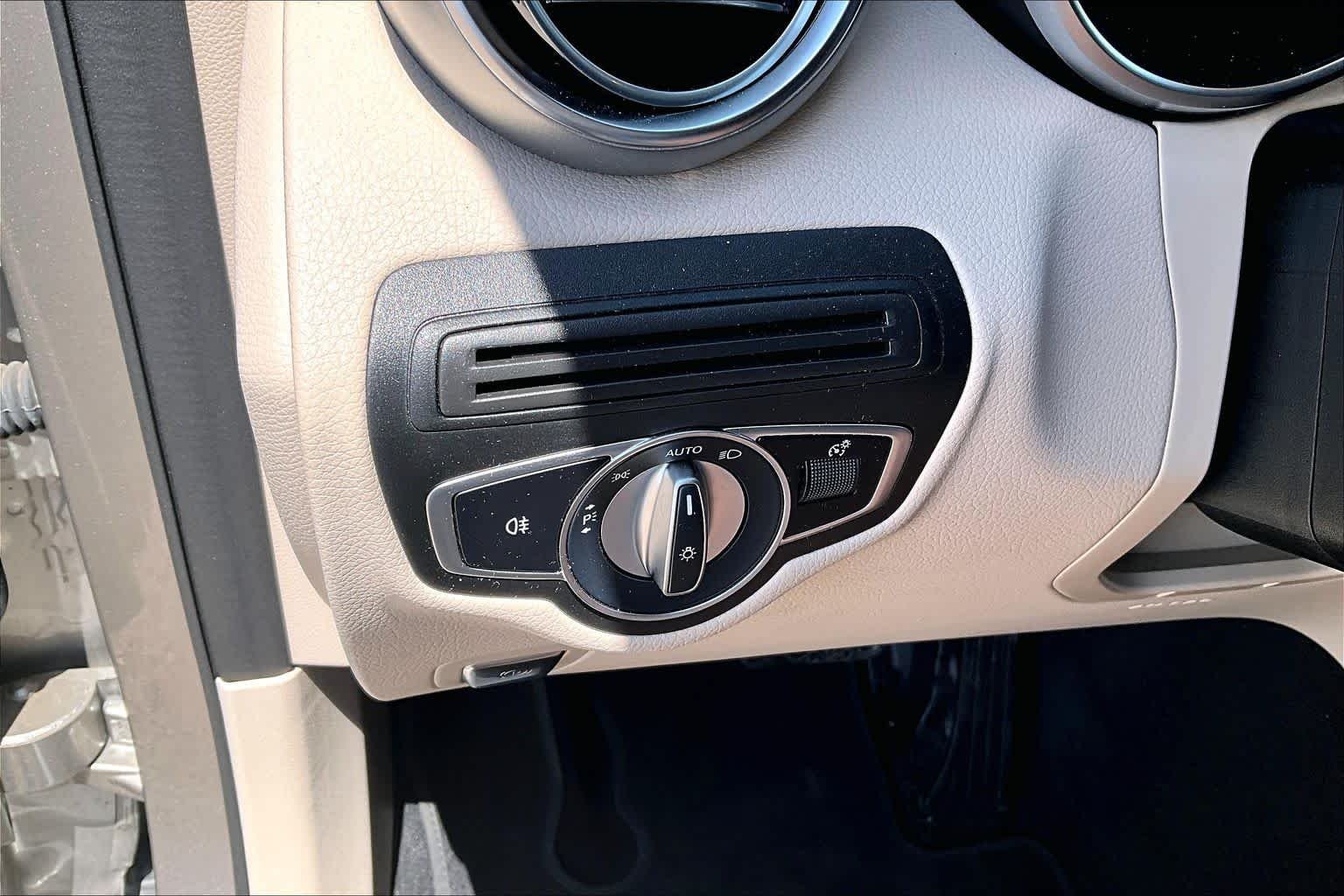 Used 2022 Mojave Silver Metallic Mercedes-Benz GLC 300 image 31