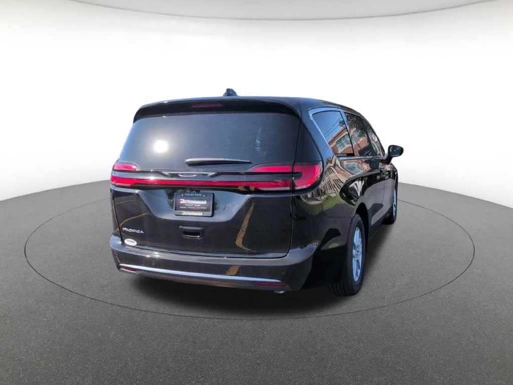 New 2027 Diamond Black Crystal Pearl-Coat Paint Chrysler Select image 8