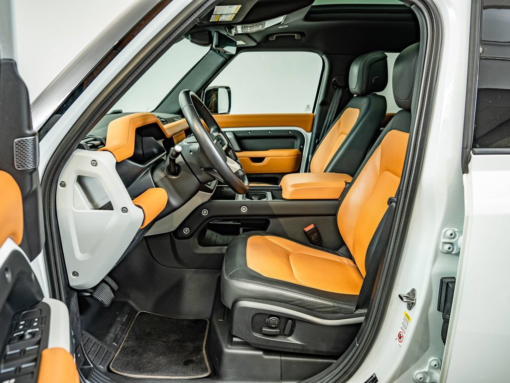 Used 2024 White Land Rover X-Dynamic SE image 32