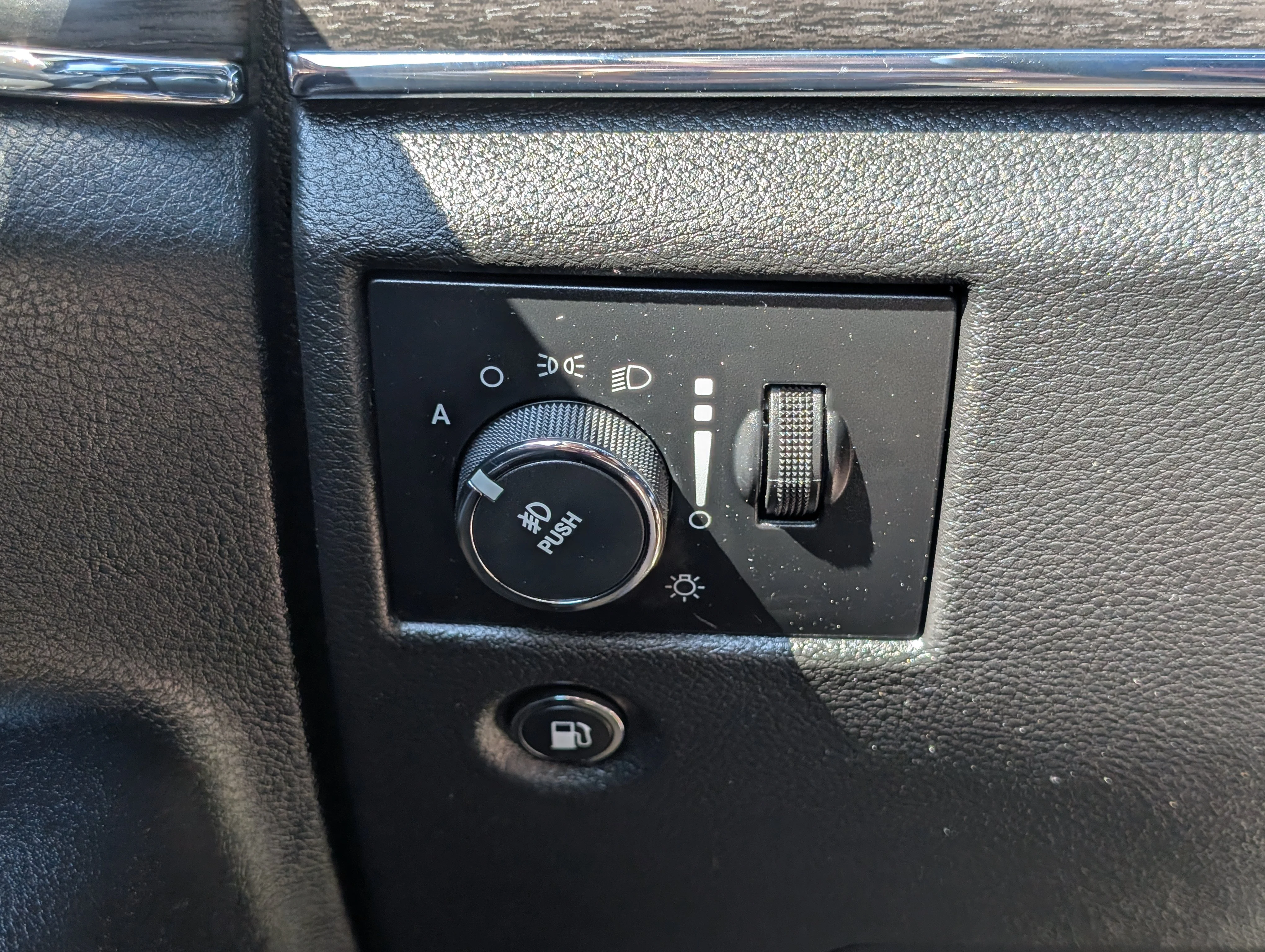 Used 2014 Bright White Clearcoat Jeep Limited image 29