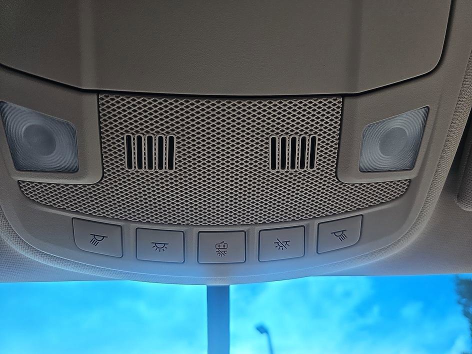 Used 2018 Mocha Metallic Lincoln Select image 28