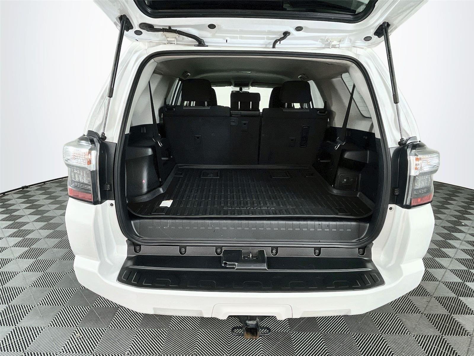 Used 2018 Super White Toyota SR5 image 27