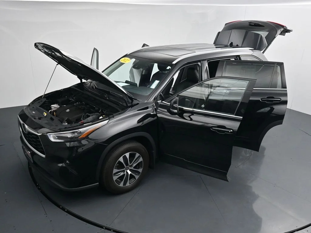 Used 2022 Black Toyota XLE image 35