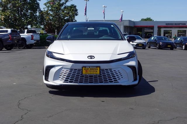 New 2026 Wind Chill Pearl with Midnight Black Metallic roof <sup>1</sup> Toyota  XSE image 3