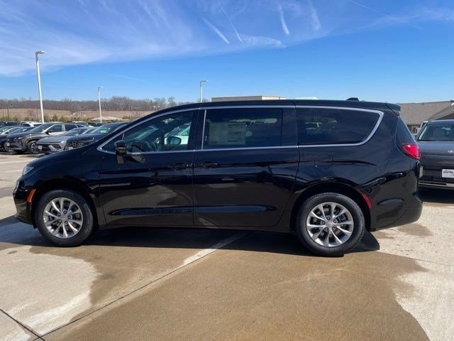 2026 Chrysler Pacifica Select AWD's photo