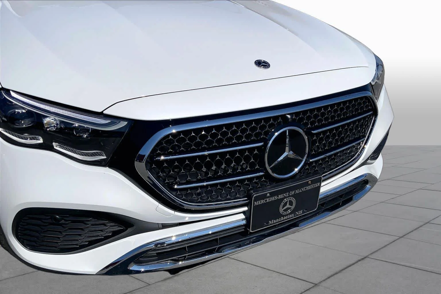 Certified Used 2025 MANUFAKTUR Moonlight White Metallic Mercedes-Benz E 450 image 30