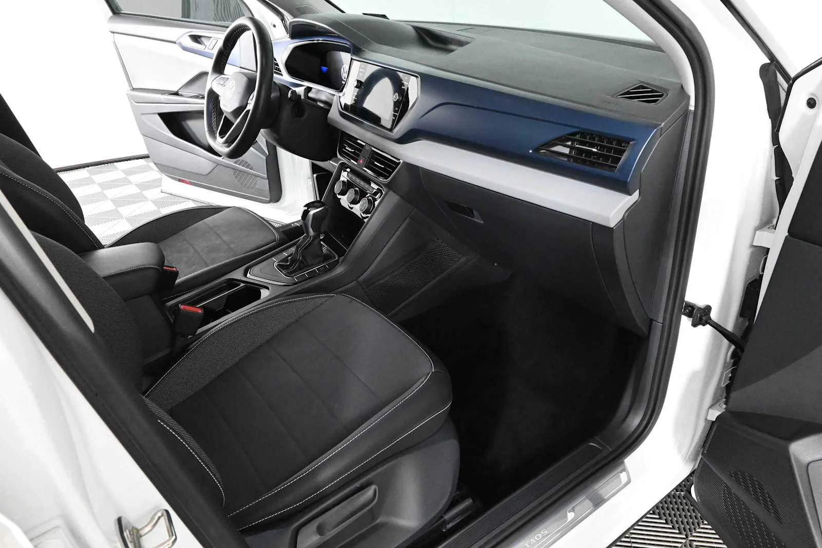 Certified Used 2023 Pure White w/ Black Roof Volkswagen SE image 11