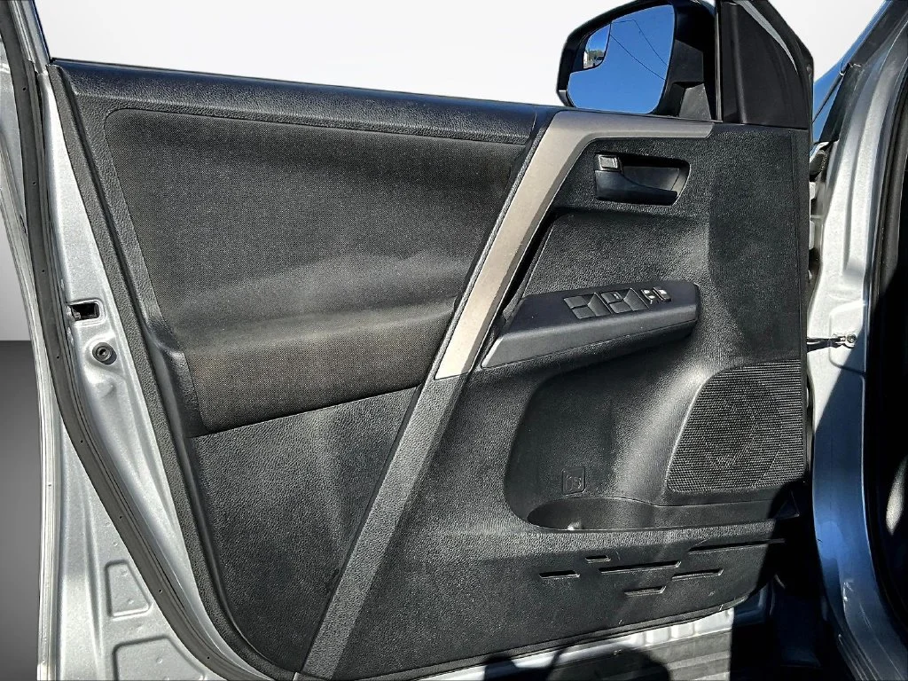 Used 2016 Silver Toyota LE image 21