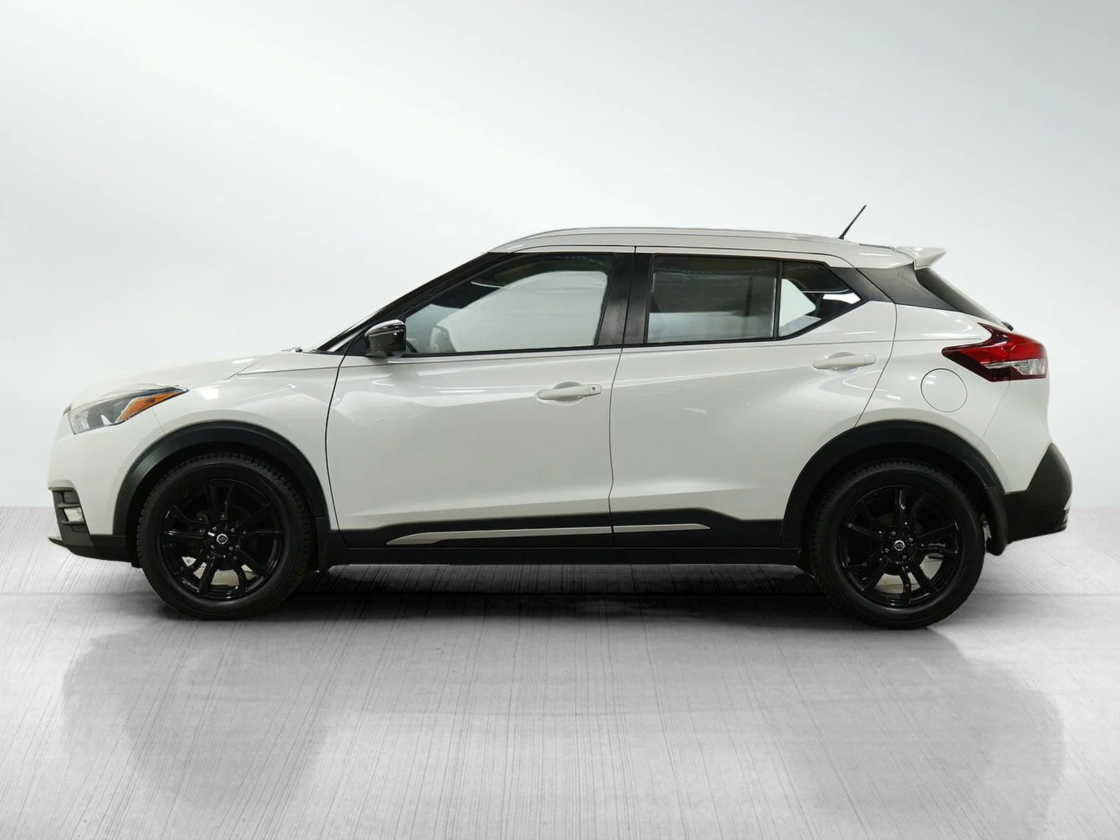 Used 2019 Nissan Kicks SR with VIN 3N1CP5CU7KL499585 for sale in Minneapolis, Minnesota
