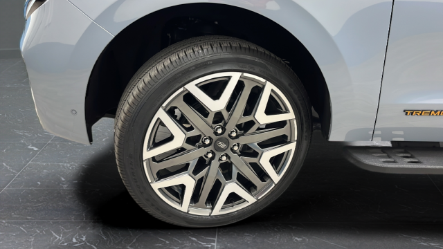 Used 2025 Gray Metallic Ford Tremor image 41
