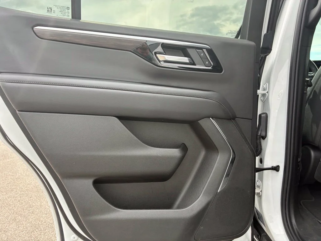 Used 2025 Summit White Chevrolet LT image 127