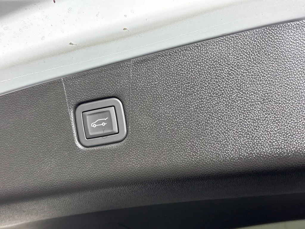New 2026 Summit White Chevrolet 3LT image 25