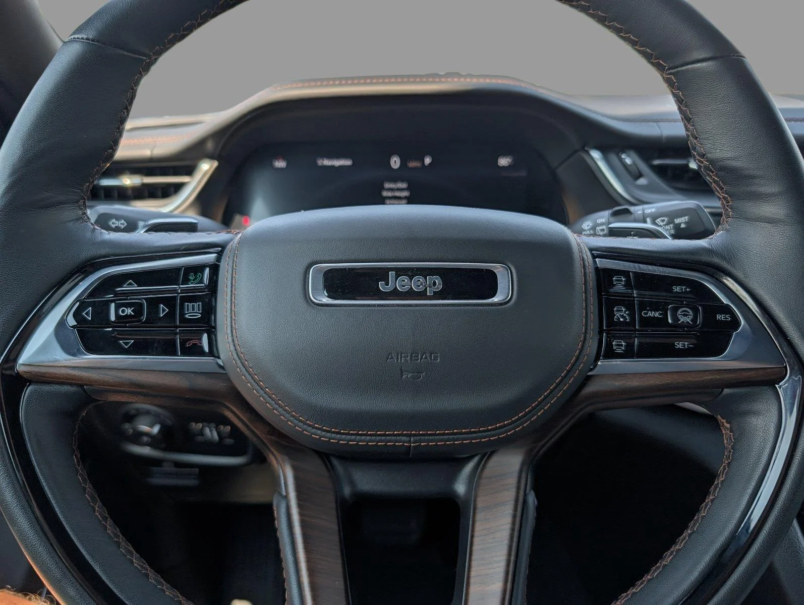 Used 2025 Diamond Black Crystal Pearlcoat Jeep Summit image 23