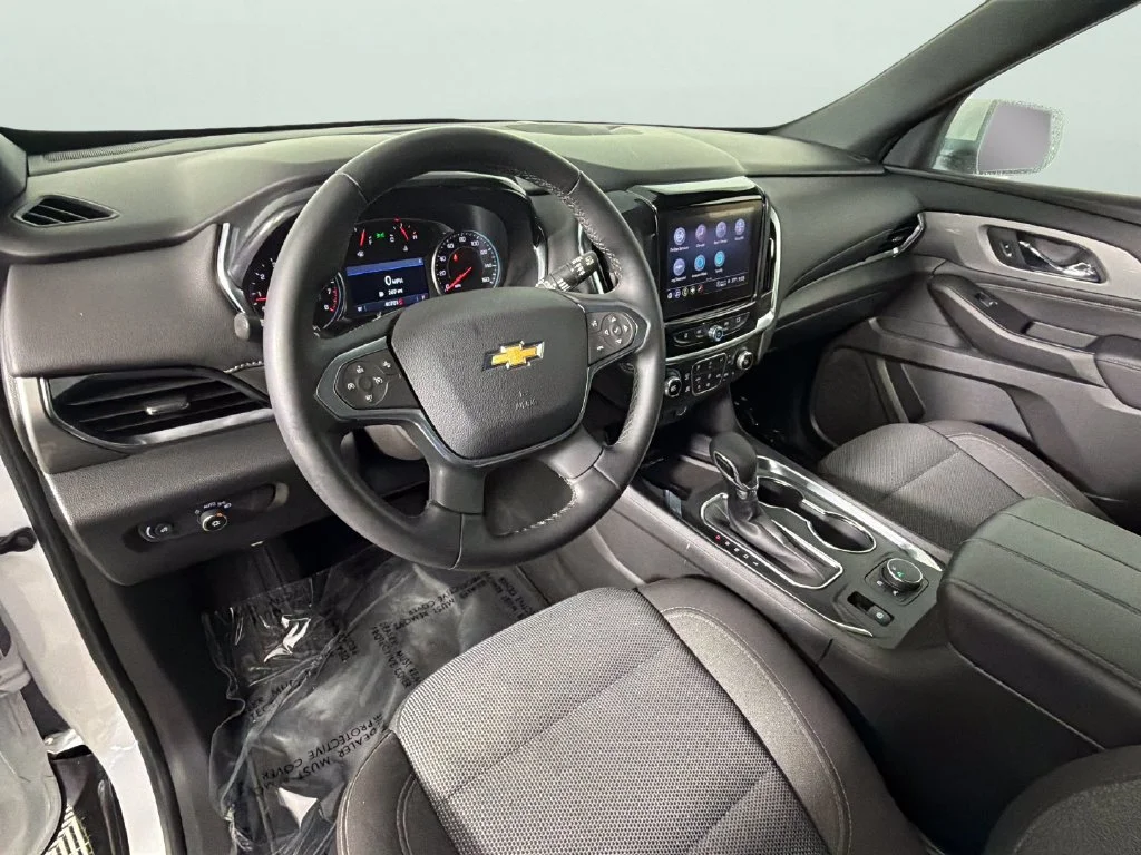 Used 2024 Summit White Chevrolet LT Cloth image 19