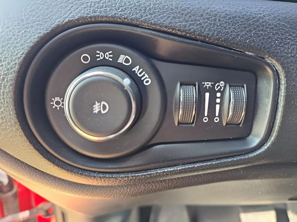 Used 2022  Jeep Latitude image 13