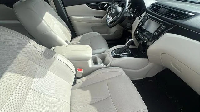 Used 2017 Blue Nissan SL image 12