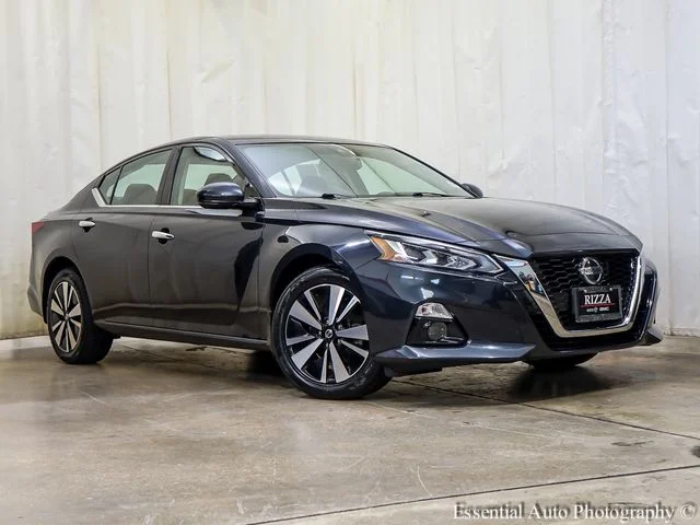 Used 2019 Blue Nissan 2.5 SV image 2