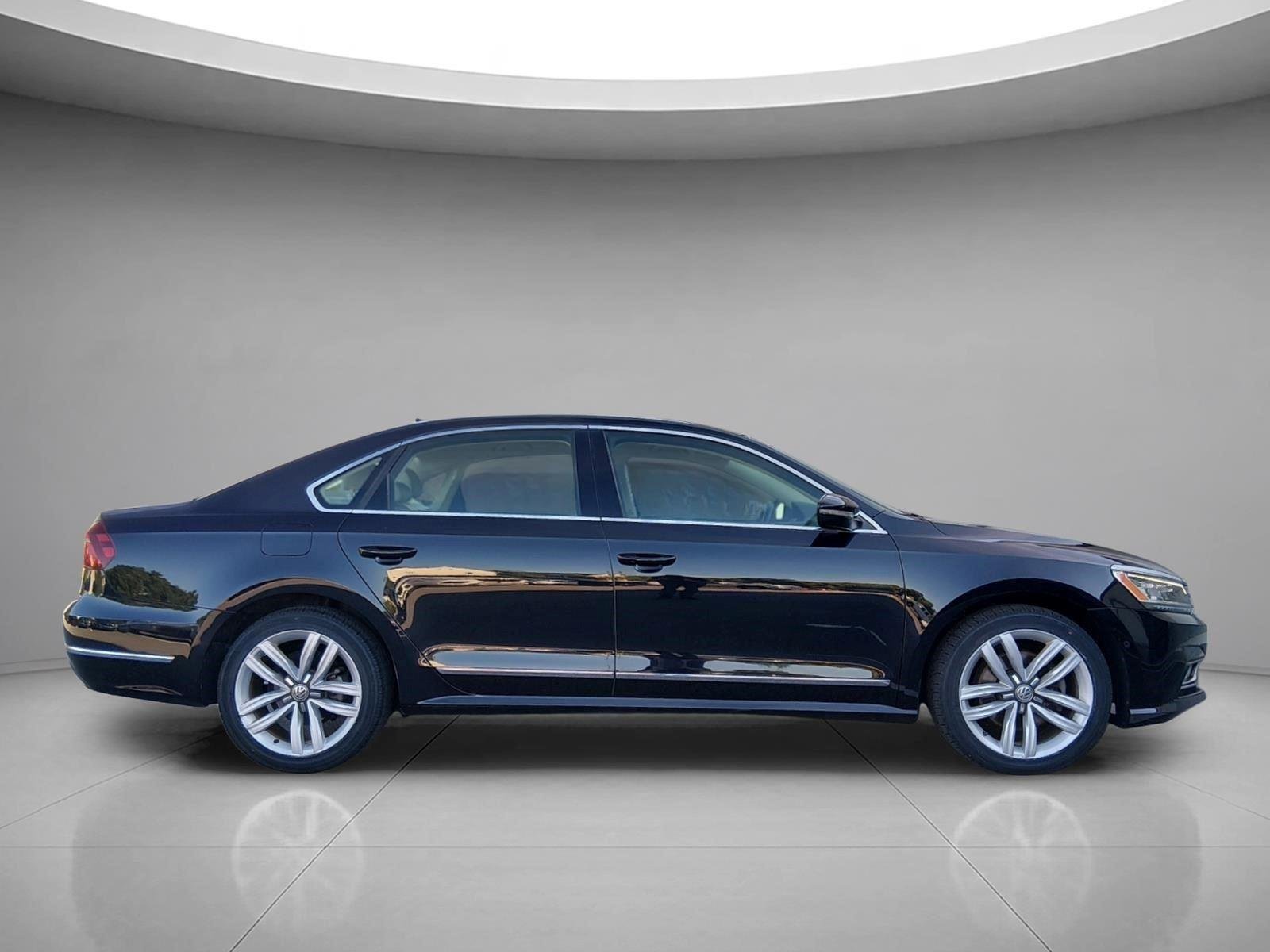 Used 2017 Deep Black Pearl Volkswagen V6 SEL Premium image 4