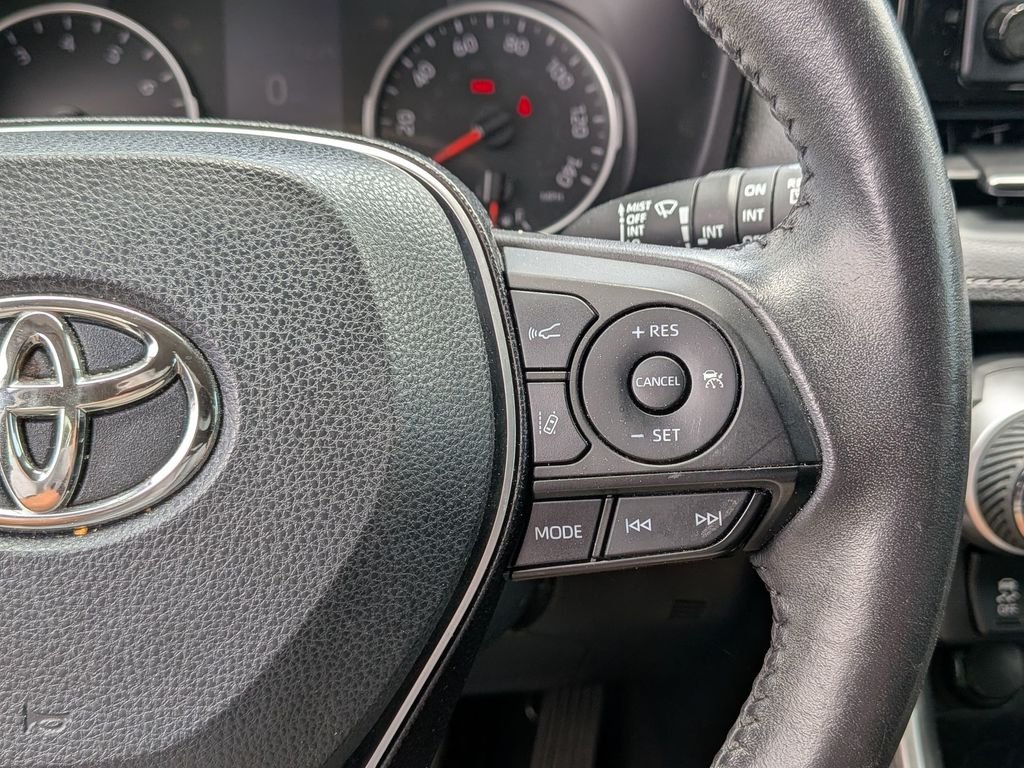 Used 2019 Silver Toyota XLE Premium image 21