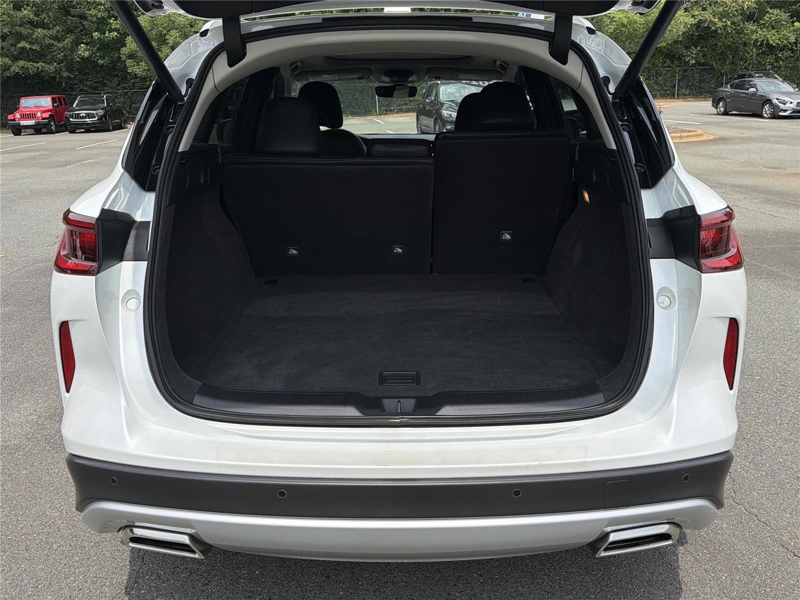 Used 2024 Radiant White INFINITI LUXE image 29