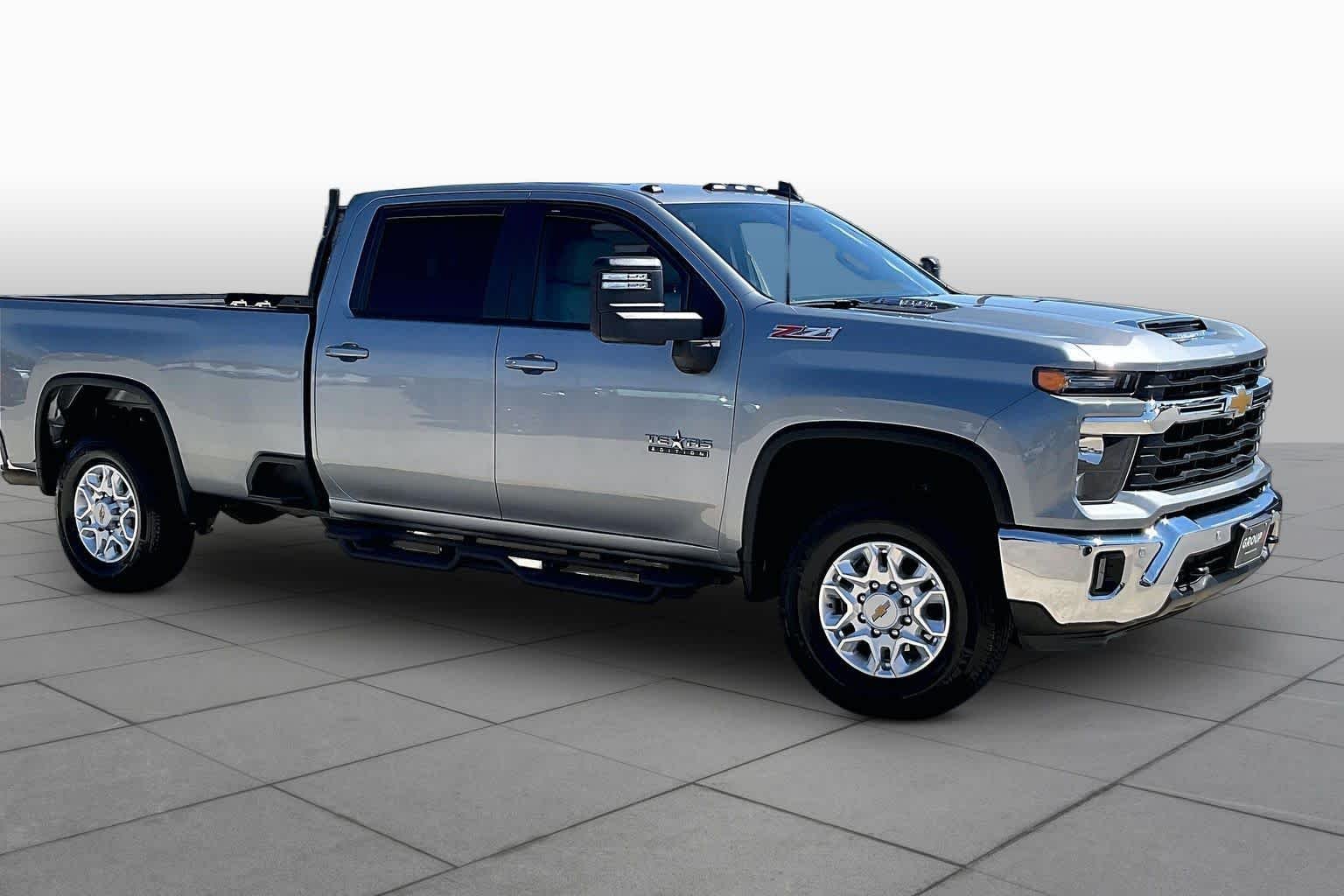 Used 2025 Sterling Gray Metallic Chevrolet LT image 3
