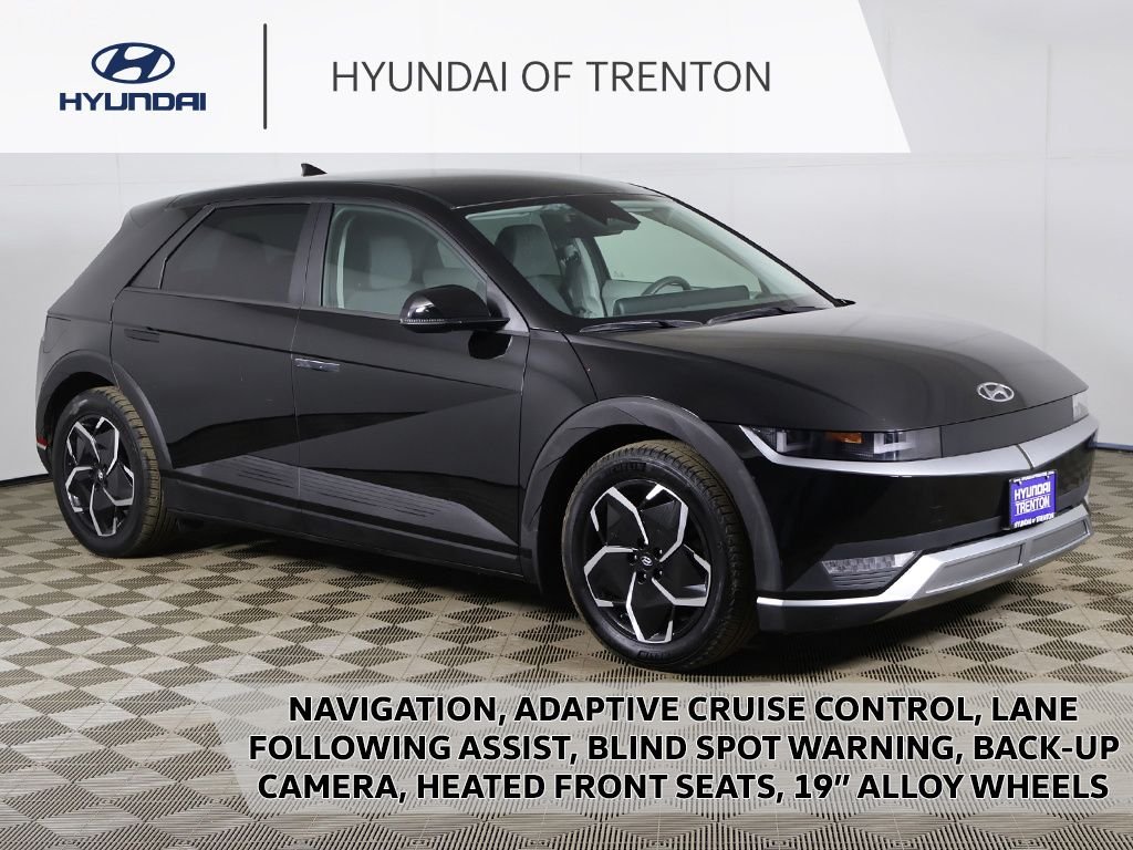 Used 2023 Black Hyundai SE image 1