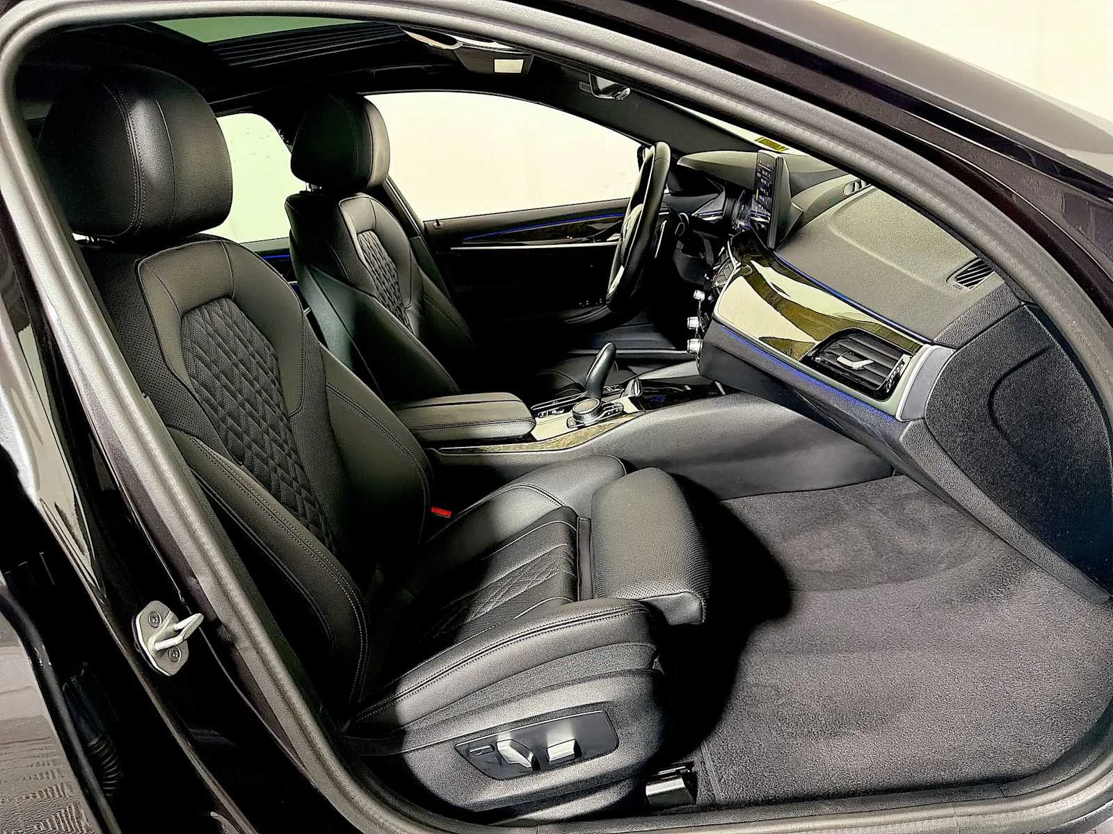 2023 BMW 5 Series 530i - Photo 24