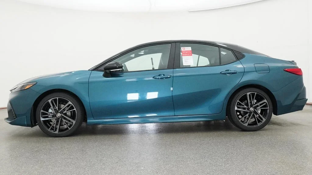 New 2026 Ocean Gem with Midnight Black Metallic roof Toyota XSE image 2