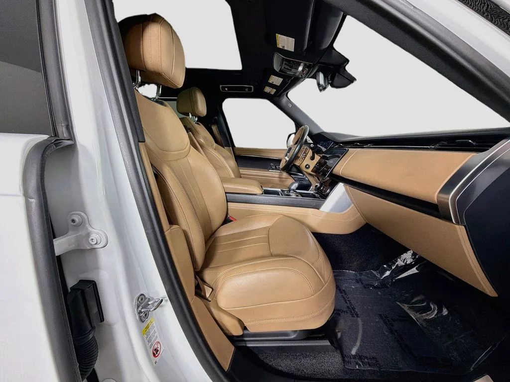 Used 2023 White Land Rover SE image 31