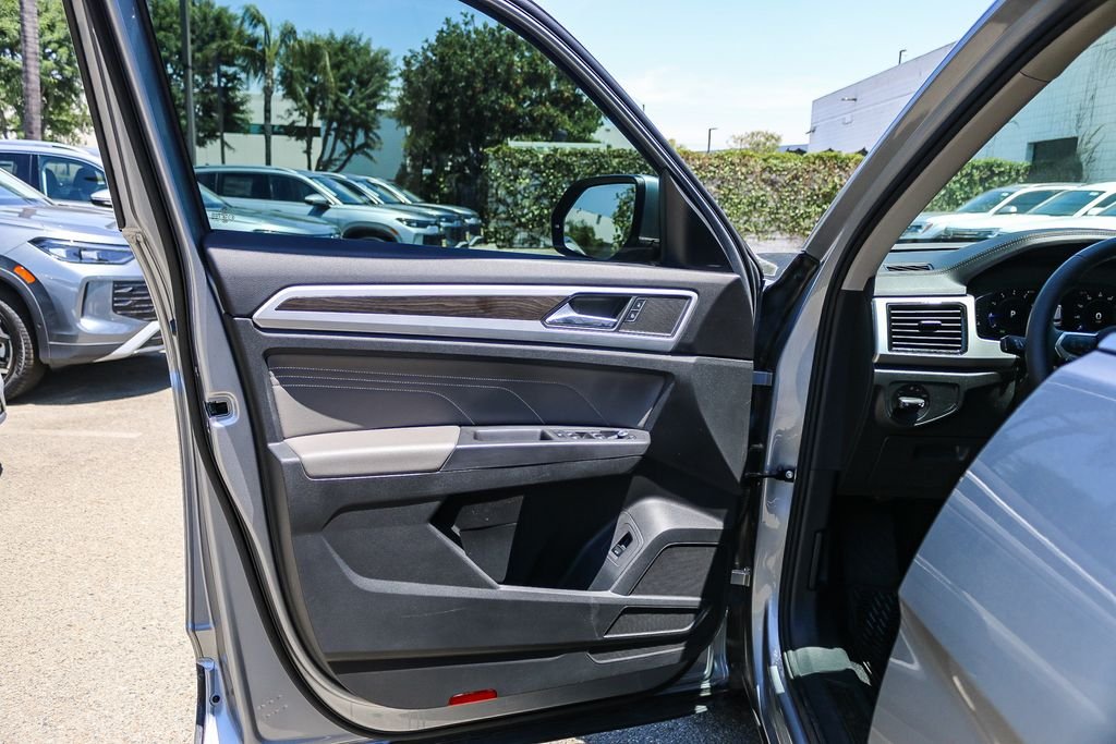 Used 2023 Silver Volkswagen 3.6L V6 SE w/Technology image 24