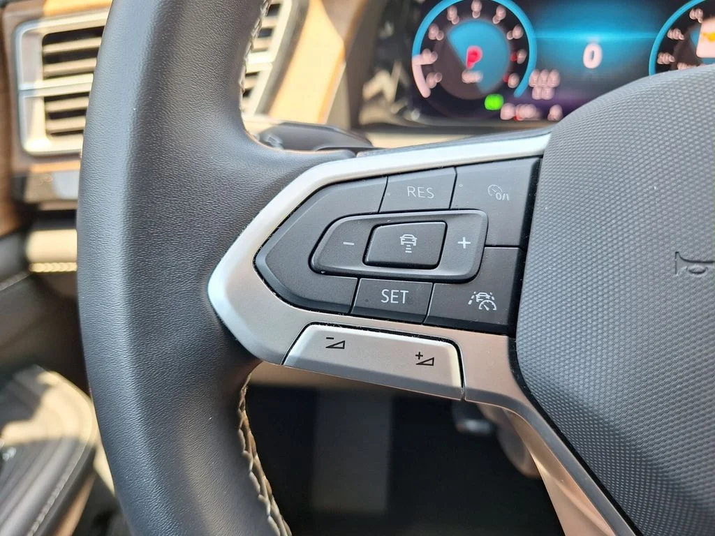 Used 2025  Volkswagen 2.0T SE w/Technology image 17