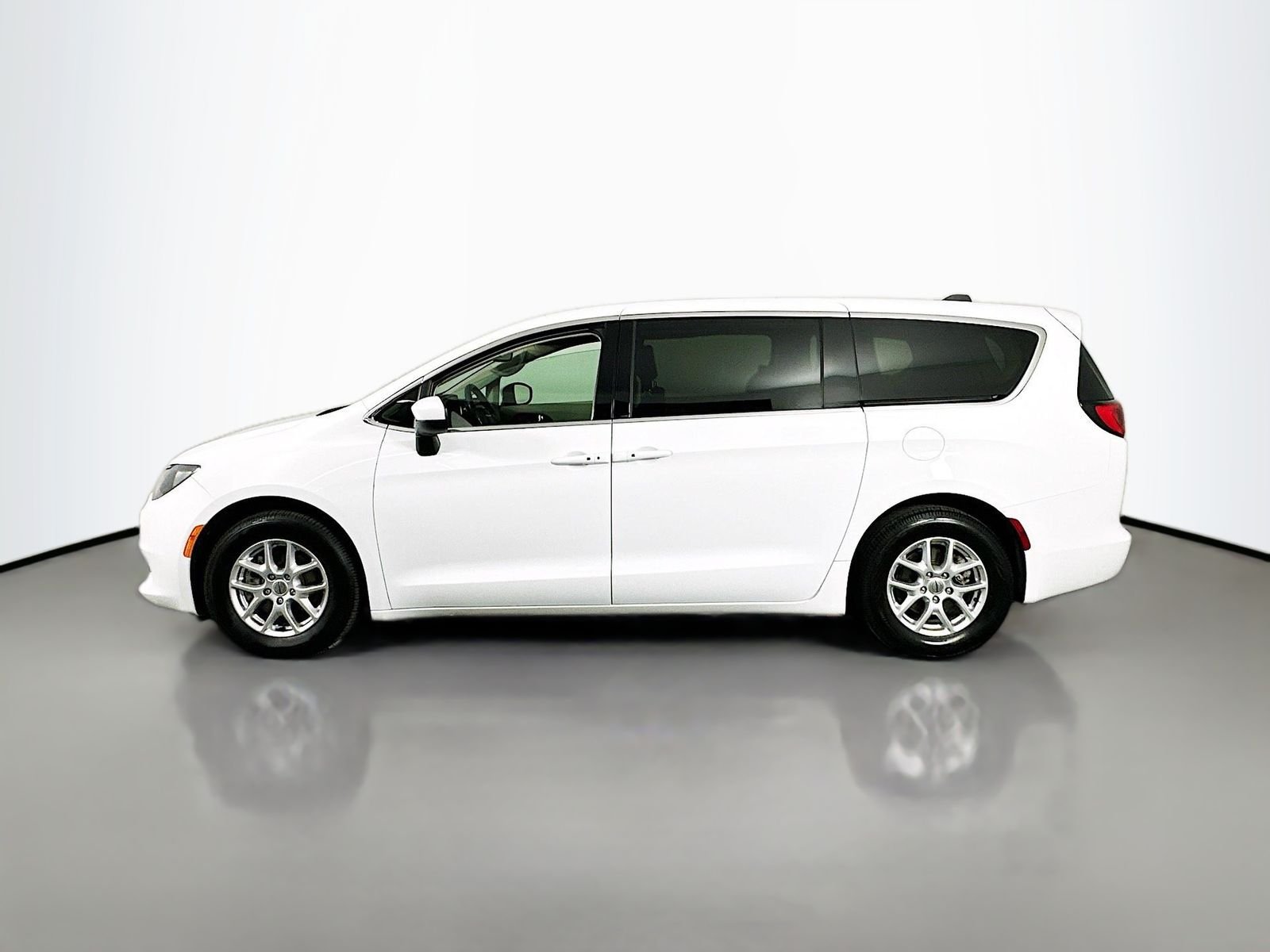 Used 2023 Bright White Clearcoat Chrysler LX image 5