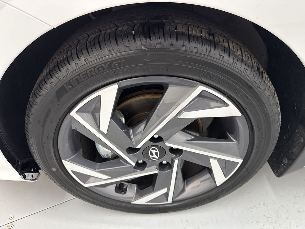Used 2025 White Hyundai SEL Convenience image 31