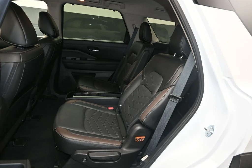 Used 2025 White Nissan Platinum image 17