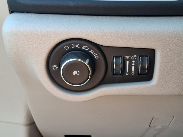 Used 2024  Chrysler Touring L image 11