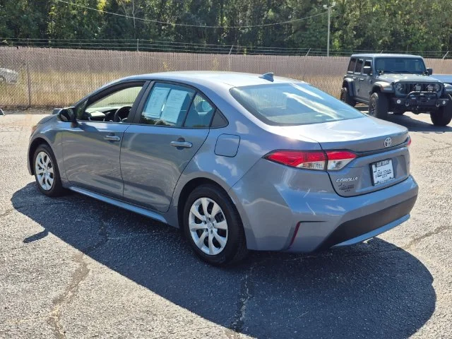 Used 2022  Toyota LE image 5