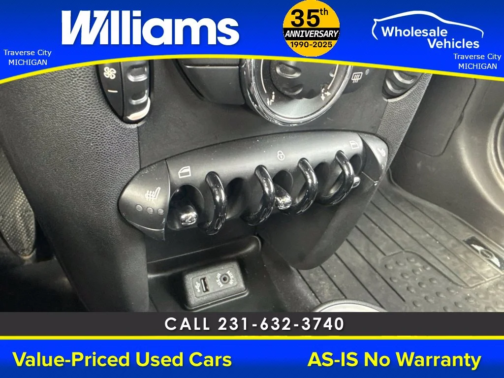 Used 2013 Pepper White MINI Clubman image 32