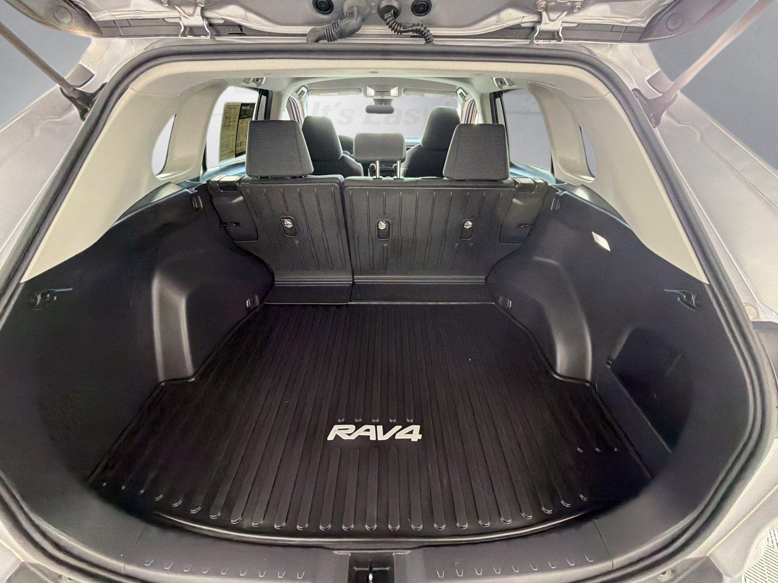 Used 2022 Silver Toyota LE image 21